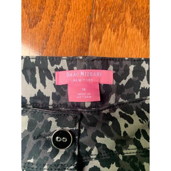 Isaac Mizrahi Tailored 5" Inseam Stretch Trouser Short Distress Leopard Size 16 - Picture 3 of 3